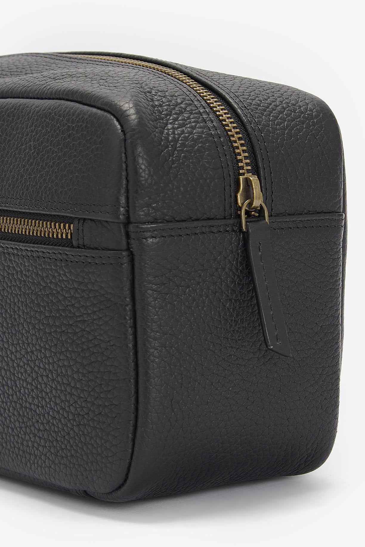 Barbour Highgate Leather Washbag - Black MAC0422_BK11_OS