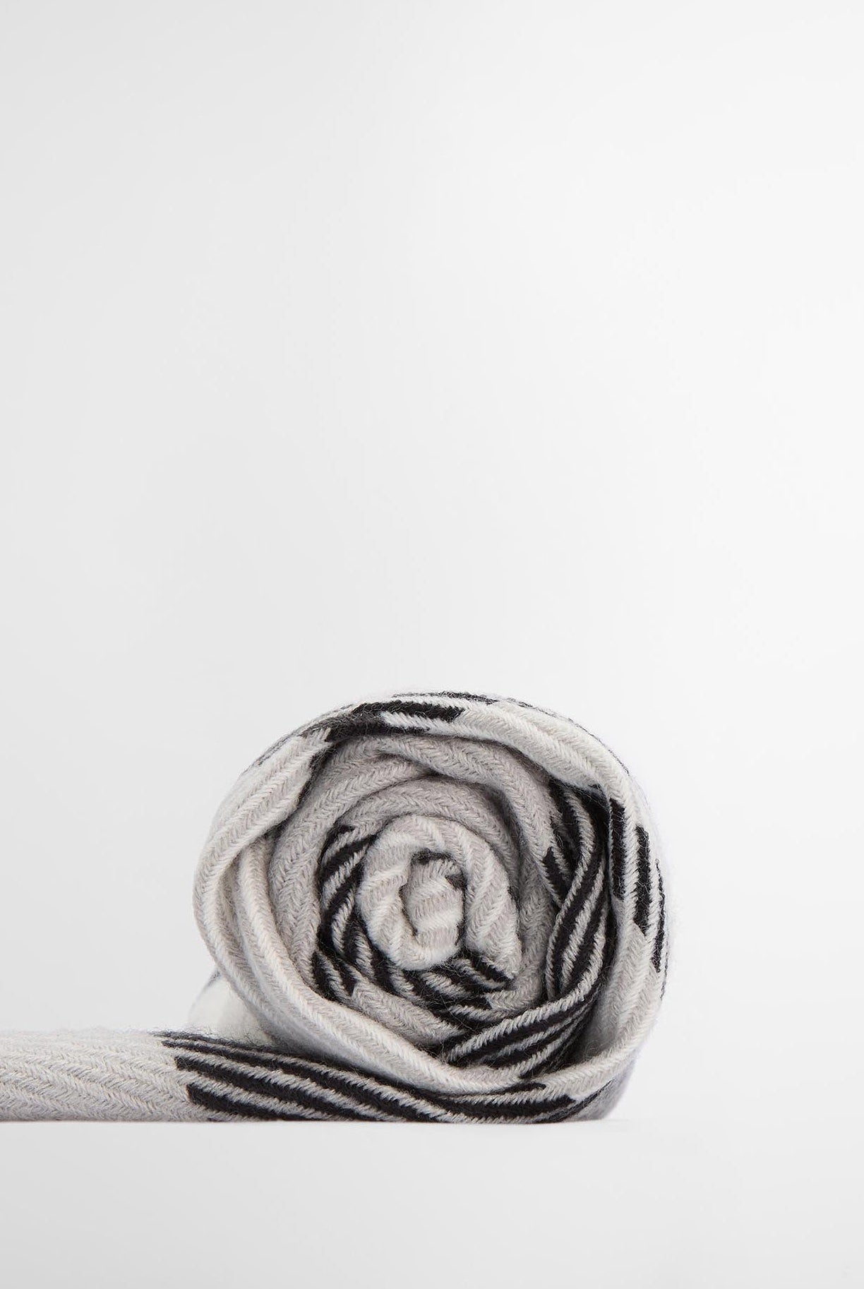 Barbour Pendle Beanie & Blair Scarf Gift Set - Monochrome LGS0094_GY31_OS