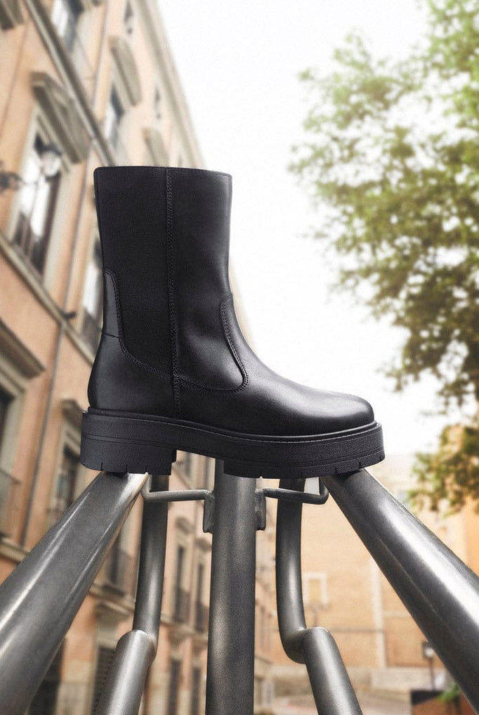 Geox Spherica EC7 Smooth Leather Chelsea Boots - Black