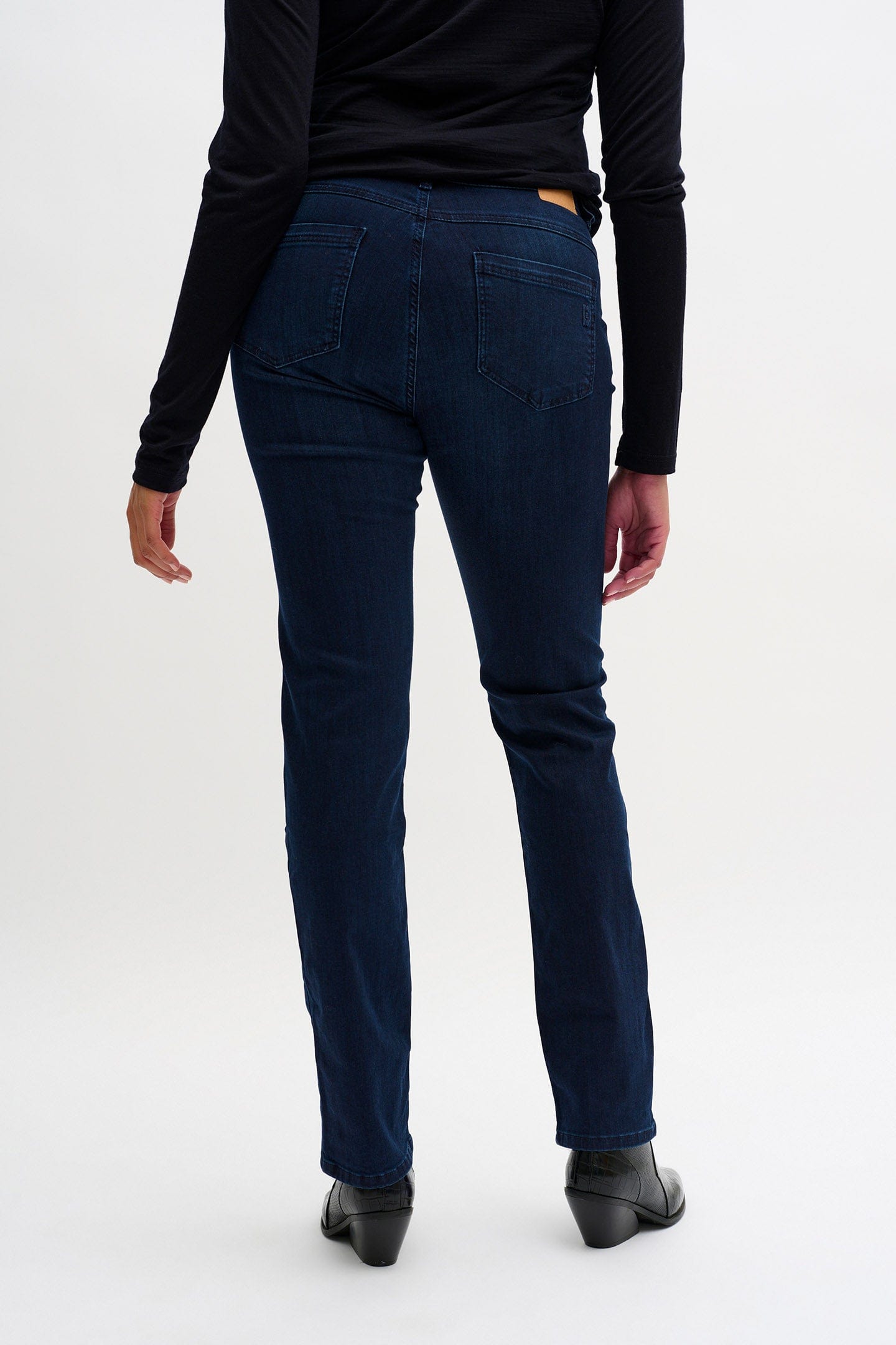 My Essential Wardrobe The Celina High Waist Straight Jean - Dark Blue Wash