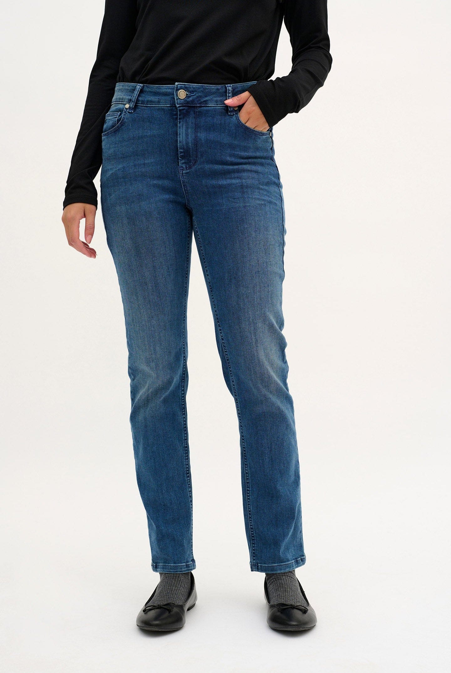 My Essential Wardrobe The Celina High Waist Straight Jean - Medium Blue Vintage Wash
