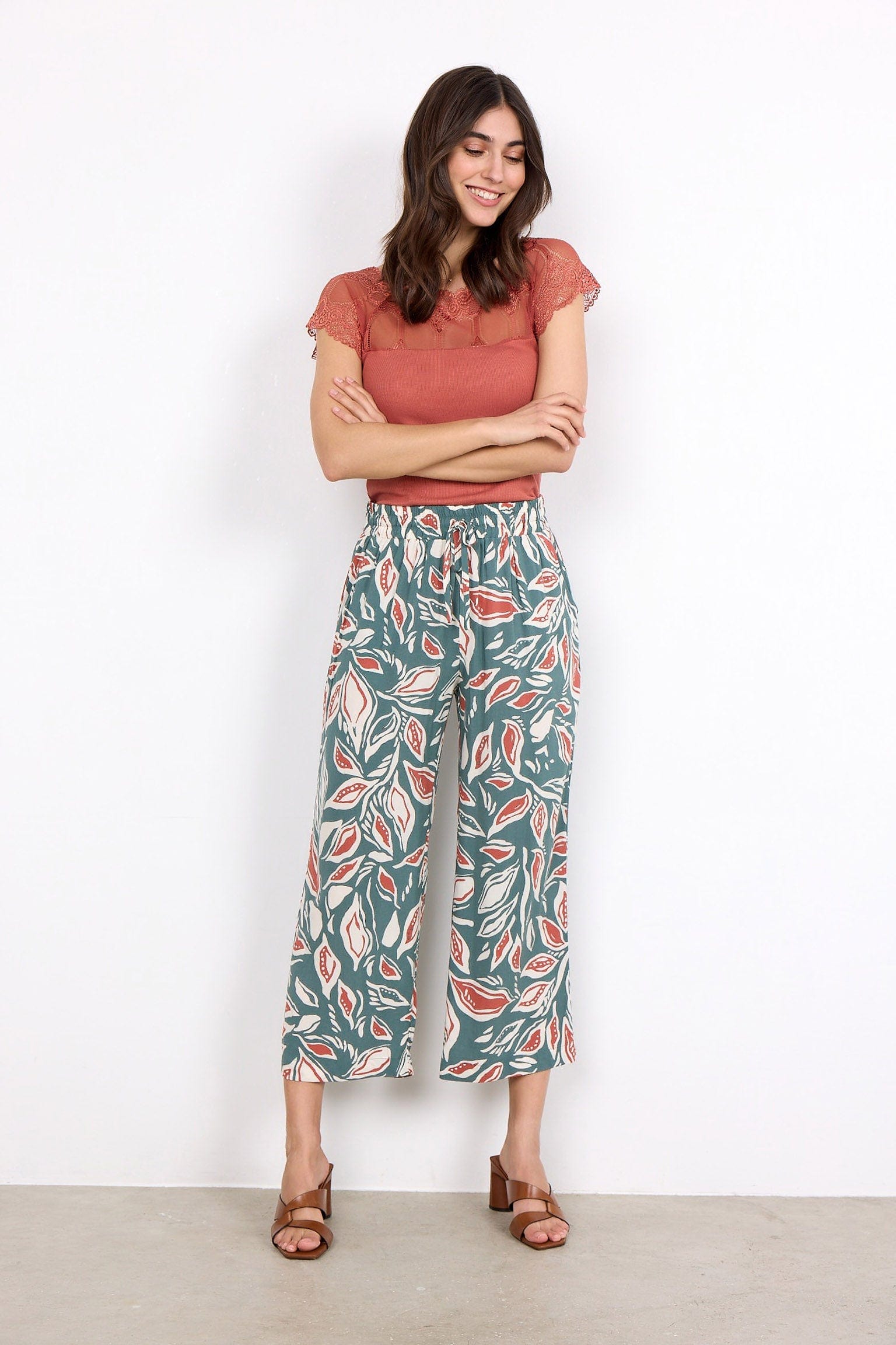Soya Concept Leda Leaf Printed Elastic Waist Cropped Trousers - Shadow Green Combi