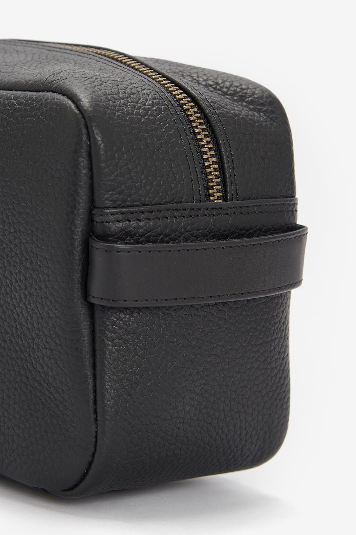 Barbour Highgate Leather Washbag - Black MAC0422_BK11_OS