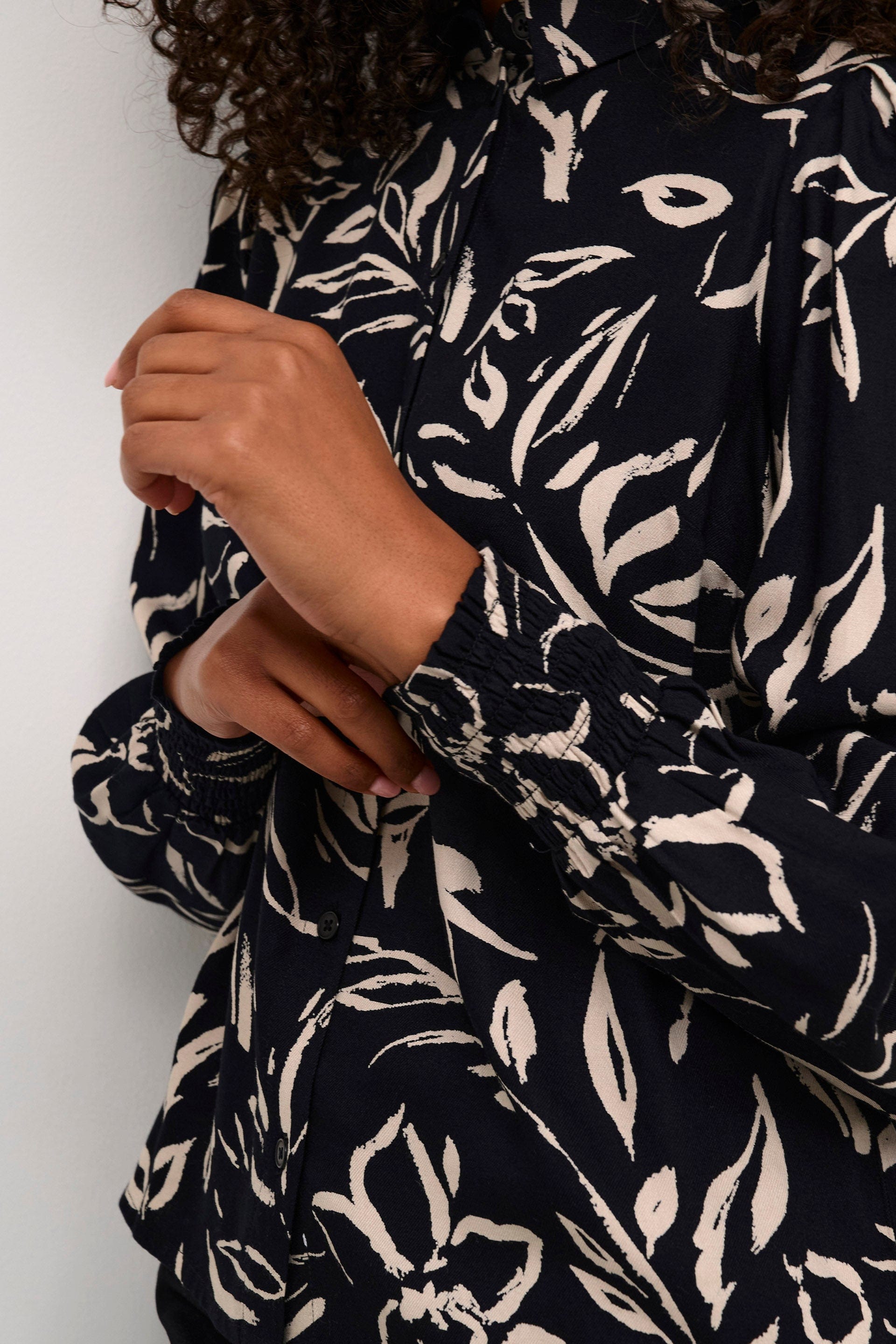 Kaffe Forrest Printed Shirt - Black/Sand Painted Flower