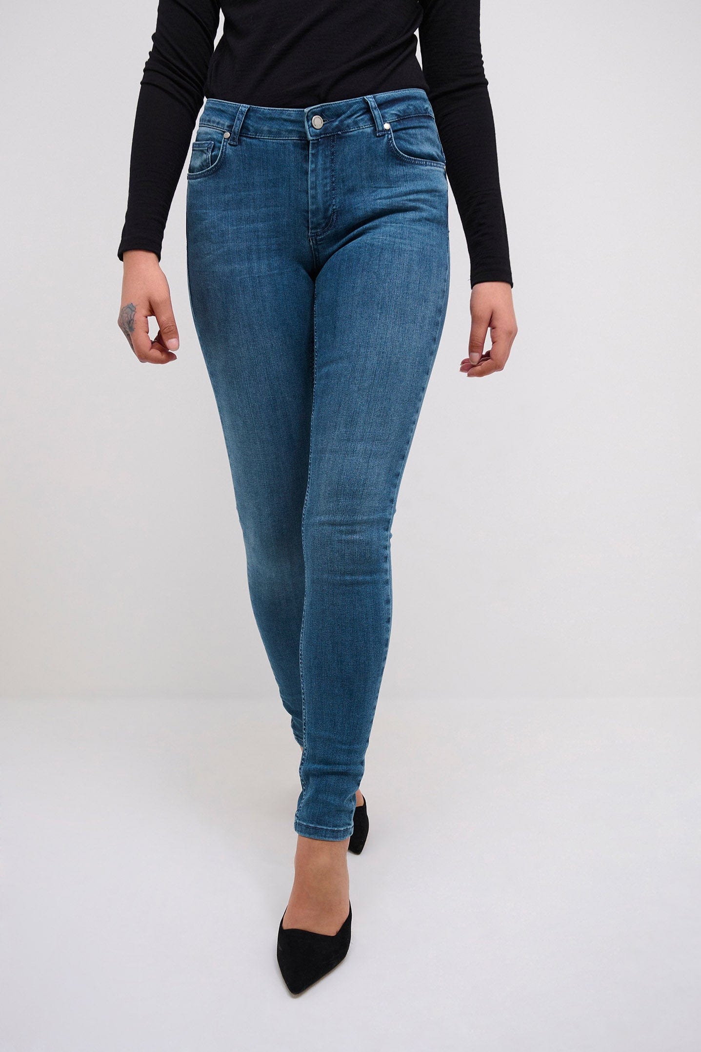 My Essential Wardrobe The Celina Slim Jean - Medium Blue Vintage Wash
